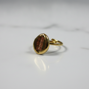 Bague ajustable dorée avec motif gravé rouge