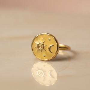 Bague médaille dorée motif Soleil et Lune
