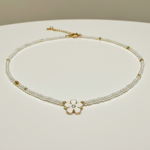 Collier Ras de Cou Perles Nacrées et Fleur Blanche