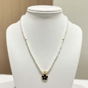 Collier Perles Nacrées et Pendentif Fleur Noire