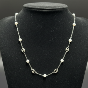 Collier Argenté aux Perles Nacrées et Maillons Stylisés