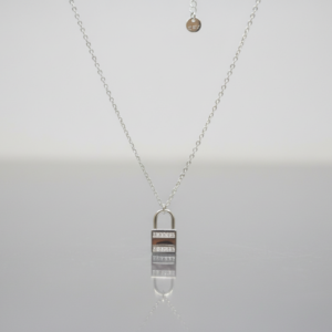 Collier Pendentif Cadenas "Éclat Éternel" – Argenté & Cristaux